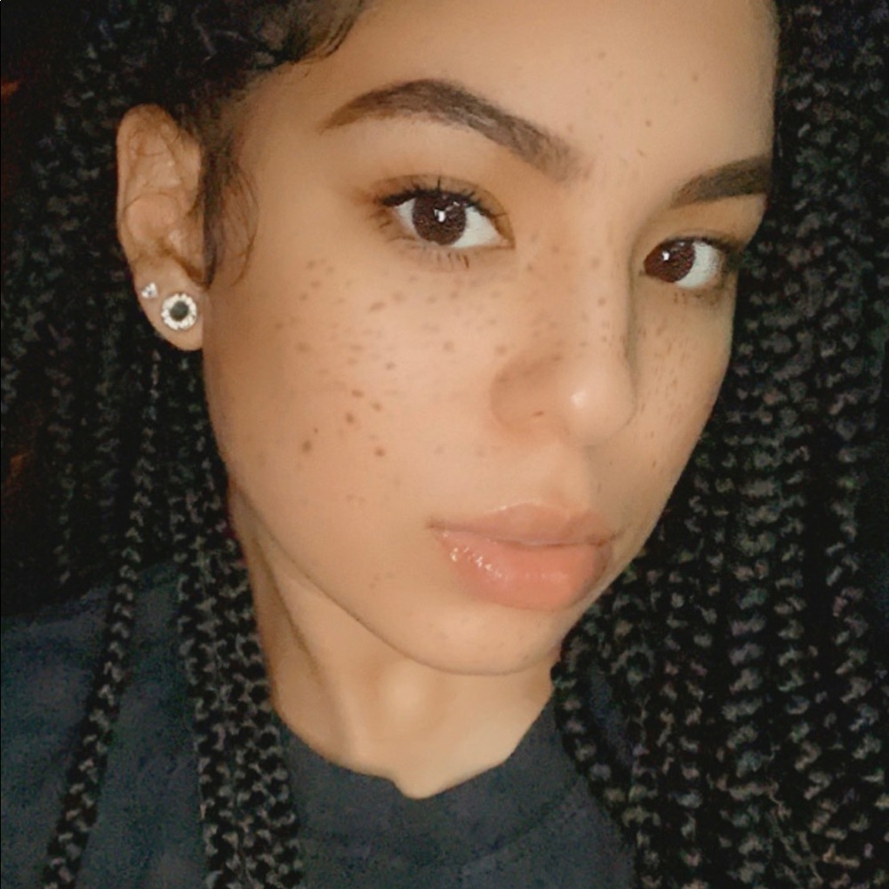 Meet your Posher, Azarae